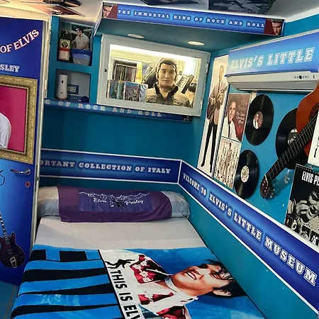 Guest house Elvis Attic Airport & *